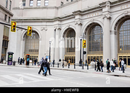 Des piétons traversent public Square à Cleveland, Ohio, États-Unis, devant le bâtiment emblématique Tower City Center, une icône du paysage urbain. Banque D'Images