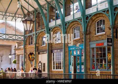 Covent Garden market boutiques et un pub. Londres, Angleterre Banque D'Images