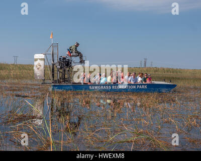 Profitez d'un hydroglisseur Ride at Sawgrass Recreation Park dans l'espoir de voir des Everglades Alligators Banque D'Images