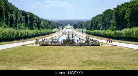 Caserta, Italie - 24 août 2016 - Les jardins, les fontaines et la promenade de long de la Palais Royal de Caserte (en italien : Reggia di Caserta). Banque D'Images