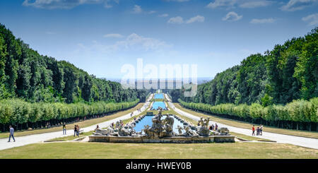 Caserta, Italie - 24 août 2016 - Les jardins, les fontaines et la promenade de long de la Palais Royal de Caserte (en italien : Reggia di Caserta). Banque D'Images