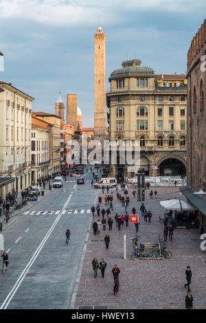 Bologne, Italie 27 frbruary 2017. Via RIzzoli, rue principale de la ville de Bologne, dans un après-midi d'hiver : Les Deux Tours sur bakground Banque D'Images