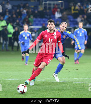 Kharkiv, Ukraine - le 15 novembre 2016 : Nemanja Pejcinovic de Serbie (en rouge) se bat pour une balle avec Roman Zozulya de l'Ukraine pendant leur amical matc Banque D'Images