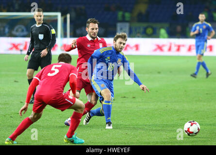 Kharkiv, Ukraine - le 15 novembre 2016 : Olexandr Karavayev d'Ukraine (en bleu) se bat pour une balle avec les joueurs serbes lors de leur match amical à moi Banque D'Images