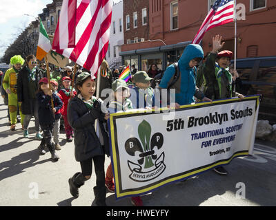 Troupe de scouts des marches à Saint Patrick's Day Parade dans le quartier Park Slope de Brooklyn, New York, 2017. Banque D'Images