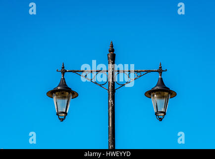 Old fashioned Victorian street lights centrée contre ciel bleu clair, Haddington, East Lothi, Ecosse, Royaume-Uni Banque D'Images