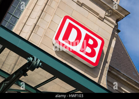 Logo DB à la Koblenz Hauptbahnhof (gare principale). Deutsche Bahn AG est le plus grand opérateur de l'infrastructure ferroviaire et propriétaire en Europe. Banque D'Images