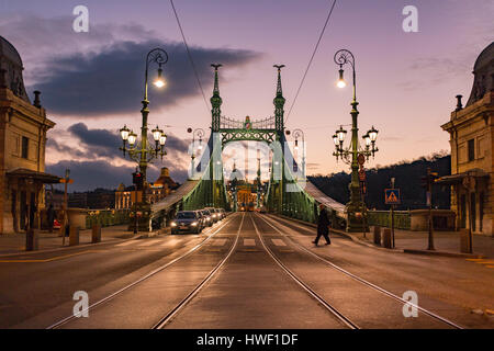 La Szabadság / Pont de la liberté à Budapest au crépuscule Banque D'Images