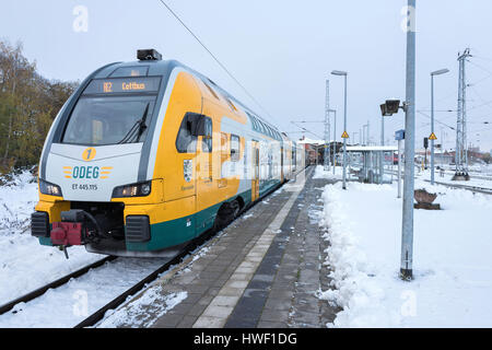 ODEG (Ostdeutsche Eisenbahn GmbH) train régional à la gare de Wismar. Banque D'Images