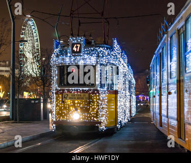 La lumière de Noël au tramway de Budapest, Hongrie Banque D'Images