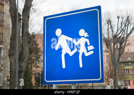 Le panneau de signalisation indiquant que vous entrez dans une zone où les enfants sont, à Novi Sad, Serbie Banque D'Images