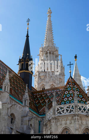 Toit en tuiles glorieux et les clochers de l'Église Matyas, Várhegy, Budapest, Hongrie Banque D'Images