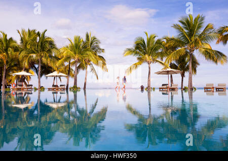 Les jeunes mariés à la NMETI piscine. Luxueux 5 étoiles Holiday Resort sur l'île de paradis tropical Banque D'Images