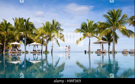 Les jeunes mariés à la NMETI piscine. Luxueux 5 étoiles Holiday Resort sur l'île de paradis tropical Banque D'Images