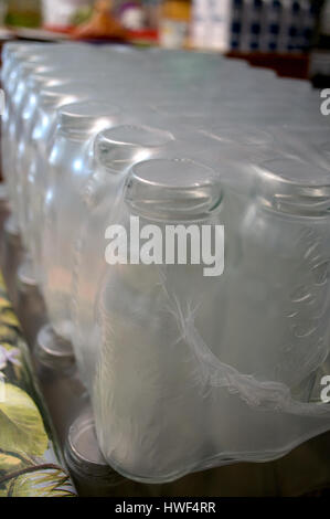 Beaucoup de bouteilles en verre pour une variété de jus et de confitures Banque D'Images