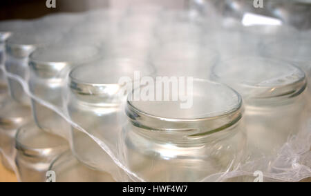 Beaucoup de bouteilles en verre pour une variété de jus et de confitures Banque D'Images