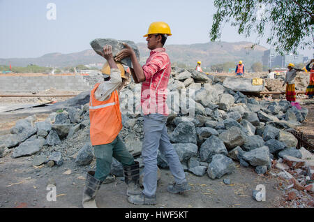 Navi Mumbai, Inde- 21 Janvier, 2017. Construction ouvrier travaillant sur un site. Banque D'Images