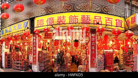 KAOHSIUNG, TAIWAN -- 22 JANVIER 2015 : un grand magasin vend des décorations colorées, des lanternes, des charmes, des coupures de papier imprimé et couplets et proverbes Banque D'Images