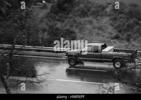 San Diego 27 Feb, 2017. beau jour pluvieux de La Mesa, voiture rapide sur une route pleine d'eau. Banque D'Images