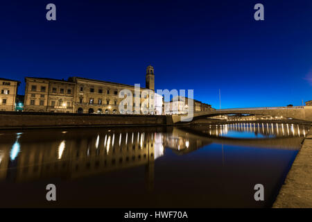 Pise, l'Arno, le Ponte di Mezzo pont. Lungarno Vue de nuit. La Toscane, Italie, Europe. Banque D'Images
