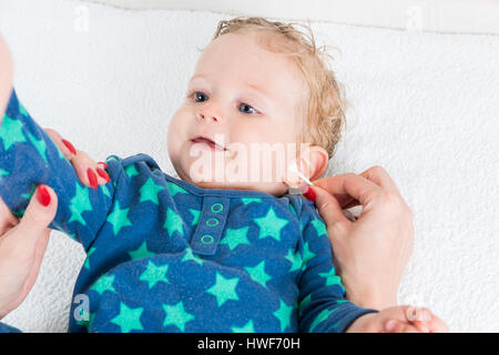 Nettoyage A La Main De La Mere Avec L Oreille De Bebe Enfant Coton Tige Couchee Avec Les Cheveux Mouilles Et Les Yeux Bleus Copie Espace Photo Horizontale Photo Stock Alamy