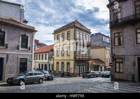 Maison de ville sur un coin de la Rua do Pinheiro (Pine Tree Street) dans la ville de Porto sur la péninsule ibérique, deuxième plus grande ville du Portugal Banque D'Images