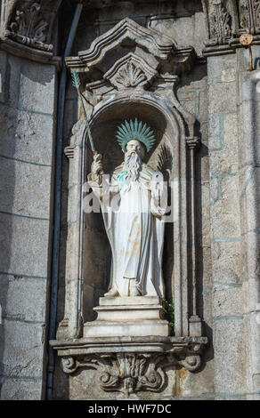 Sculpture sur une façade d'église Carmo (Igreja do Carmo) à Vitoria une paroisse civile de la ville de Porto sur la péninsule ibérique, deuxième plus grande ville du Portugal Banque D'Images