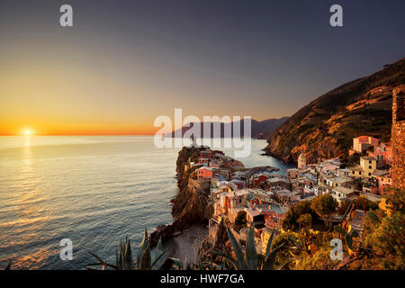 Vernazza village, vue aérienne sur le coucher du soleil rouge, paysage marin dans cinq terres, Parc National des Cinque Terre, la Ligurie Italie Europe. Banque D'Images