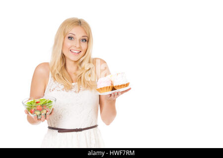 Femme avec gâteau et légumes Banque D'Images