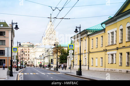 Moscou - 26 août 2016 : passage pour piétons sur la rue Myasnitskaya, vue de la porte rouge. Ce secteur est connu à partir de 1482, il y a beaucoup de Banque D'Images