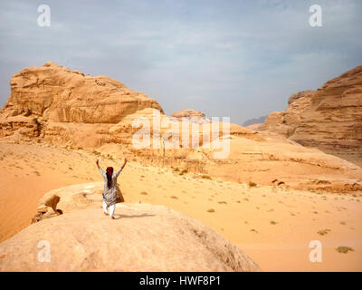 Bedouin debout sur un rocher dans le désert de Wadi Rum en Jordanie