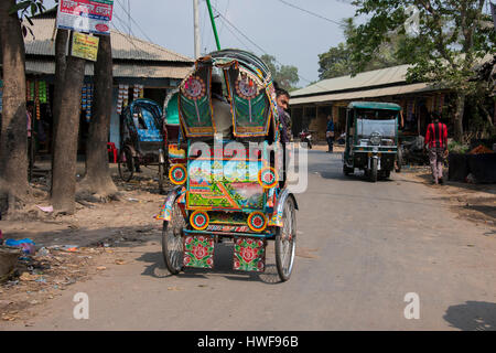 Le Bangladesh, Chittagong, District de Cox Bazar, Maheshkhali Maheshkali Island (aka, Mahesh Khali, Moheshkhali) Tuc Tuc-colorés dans Masheshkli Village. Banque D'Images