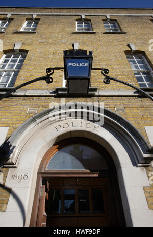 Poste de police victorien avec panneau de lampe de police Banque D'Images