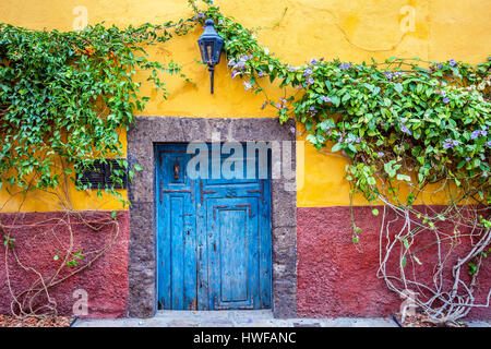 Une maison colorée orne l'une des rues à l'époque coloniale San Miguel de Allende, Mexique. Banque D'Images