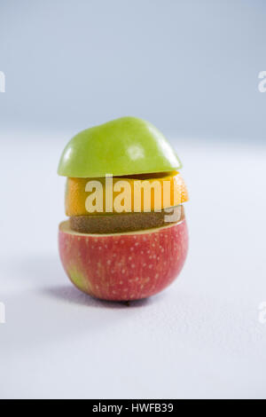 Pile de tranches de fruits divers against white background Banque D'Images