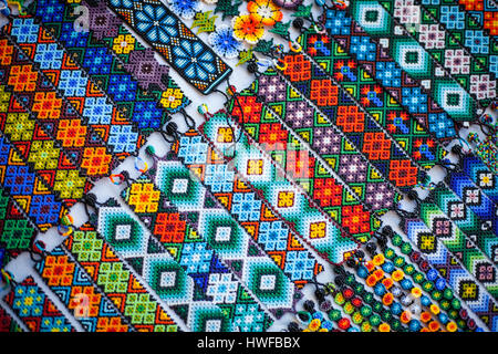 Huichol coloré bracelets sur le marché, Tepic, Nayarit, Mexique. Banque D'Images