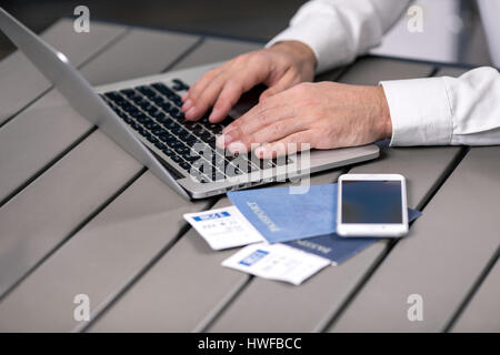 Young Man Using Laptop Concept Banque D'Images
