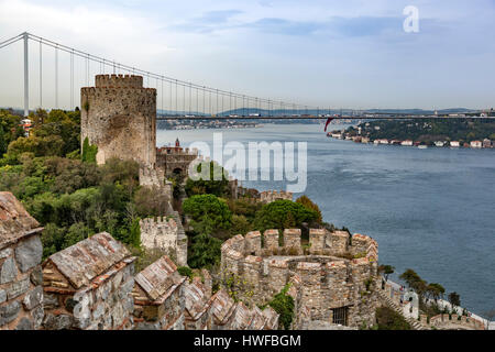 Forteresse Rumeli (Forteresse de l'Europe), pont Fatih Sultan Mehmet et détroit de Bosphore, Istanbul, Turquie Banque D'Images