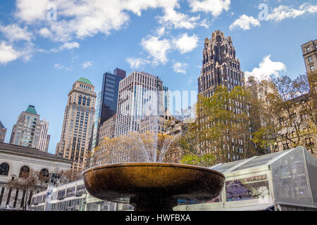 Bryant Park Fountain et bâtiments - New York, USA Banque D'Images