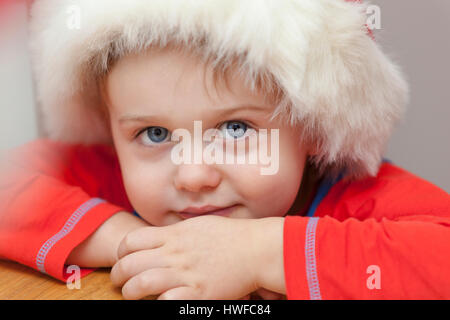 Happy cute boy smiling handsome young man wearing a Christmas Santa hat modèle libération : Oui. Biens : Non. Banque D'Images