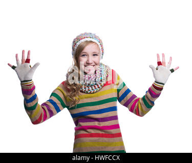 Cute smiling woman wearing sweater à rayures colorées, foulard, gants et chapeau isolé sur fond blanc. Les vêtements d'hiver Banque D'Images