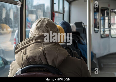 Vieux hommes voyageant dans un bus. Seul, la solitude la conception. Banque D'Images