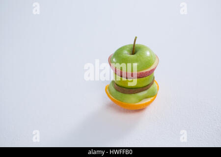 Pile de tranches de fruits divers against white background Banque D'Images