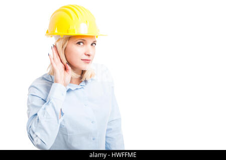 Ingénieur dame portant des casques pas geste audience isolé sur fond blanc avec l'espace texte copie Banque D'Images