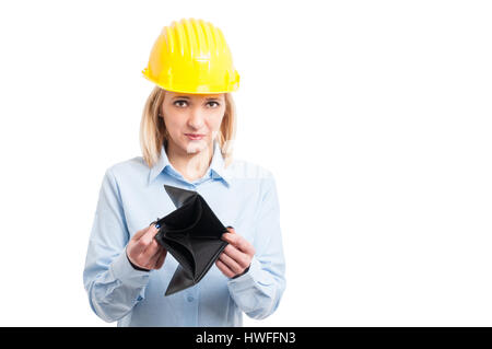 Female architect wearing helmet portefeuille vide montrant à la triste ou inquiet isolé sur fond blanc avec l'espace texte copie Banque D'Images