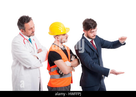 Businessman près de medic et constructeur tenant quelque chose de gros dans ses mains avec copyspace isolé sur blanc Banque D'Images