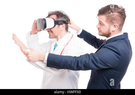 Handsome businessman avec jeune infirmier à par casque vr isolated on white