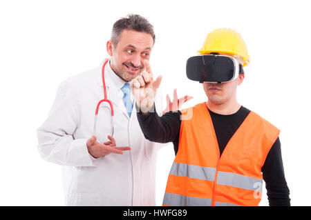 Medic à constructeur à tenter des gestes sur des lunettes de réalité isolé sur fond blanc Banque D'Images