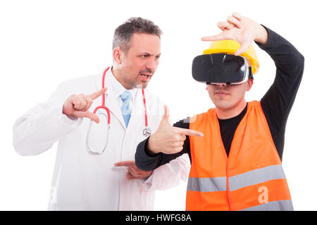 Constructeur de copie Medic essayant et gesticulant sur les lunettes de réalité isolé sur fond blanc Banque D'Images