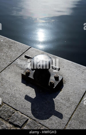 Borne d'amarrage hanover quay grand canal docks Dublin République d'Irlande Banque D'Images